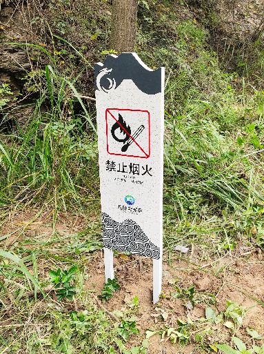 龍臥巖景區